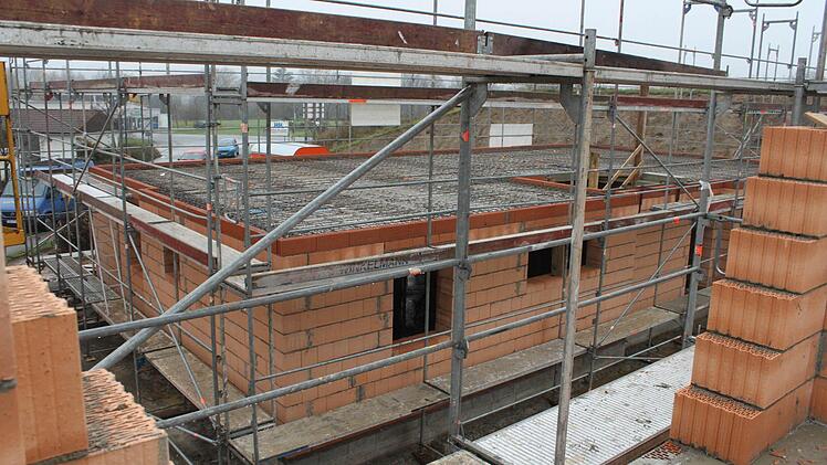 Blick vom Dach auf das Nachbargebäude.