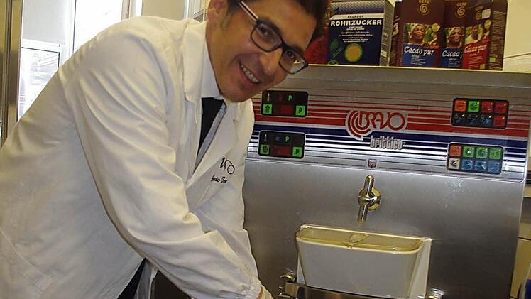 Roberto Fontana an einer seiner Eismaschinen in seiner Eisküche. Hier wird er am Samstagvormittag Zartbitter-Eis aus fair gehandelten Zutaten herstellen.