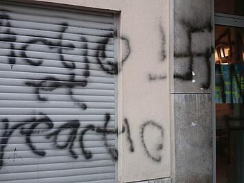 Ein Teil der rechten Schmierereien am "Balthasar" Mehrzweckraum in Bamberg. Foto: Asta Bamberg