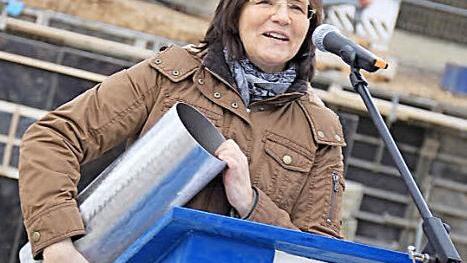 Gisela Schubert-Raab mit der Zeitkapsel, die in den Grundstein eingemauert wurde. Fotos: Matthias Einwag