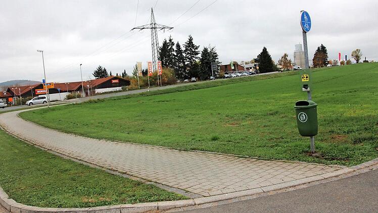 Auf diesem Grundstück am nördlichen Kreisel in Ebensfeld soll der Standort für das neue Feuerwehrhaus sein. Die dafür nötigen Investitionen von 1,5 Millionen Euro sind der größte Posten im Haushalt der Gemeinde für das laufende Jahr. Foto: Tobias Kindermann