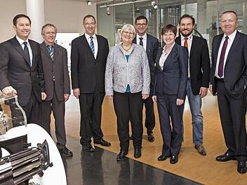 Brose Chef Jürgen Otto (links) mit Vertretern der Coburger Sponsoring- und Kooperationspartner (von links): Sozialamtsleiter Peter Schubert, Dritter Bürgermeister Thomas Nowak, Hochschul-Vizepräsidentin Jutta Michel, Landestheater-Intendant Bodo Busse, Professorin Maria Kufner, BBC-Manager Manuel Fischer und BBC-Vorstand Wolfgang Hörnlein. Foto: Hagen Lehmann