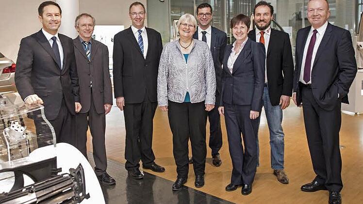 Brose Chef Jürgen Otto (links) mit Vertretern der Coburger Sponsoring- und Kooperationspartner (von links): Sozialamtsleiter Peter Schubert, Dritter Bürgermeister Thomas Nowak, Hochschul-Vizepräsidentin Jutta Michel, Landestheater-Intendant Bodo Busse, Professorin Maria Kufner, BBC-Manager Manuel Fischer und BBC-Vorstand Wolfgang Hörnlein. Foto: Hagen Lehmann