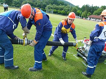 Simulierung eines Löschangriffes: Hier war ein Zusammenwirken gefragt.Foto: Doris Weidner