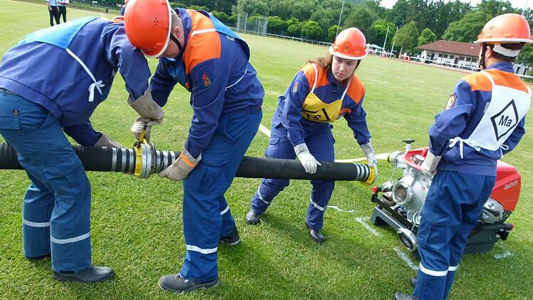 Simulierung eines Löschangriffes: Hier war ein Zusammenwirken gefragt.Foto: Doris Weidner