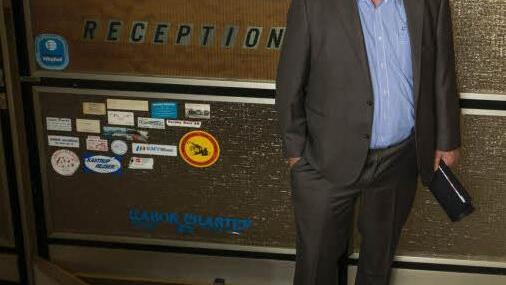 Günther Rieker bei einer Führung durch das ehemalige Hotel Post in der Ludwigstraße im Juli Foto: Jürgen Hüfner