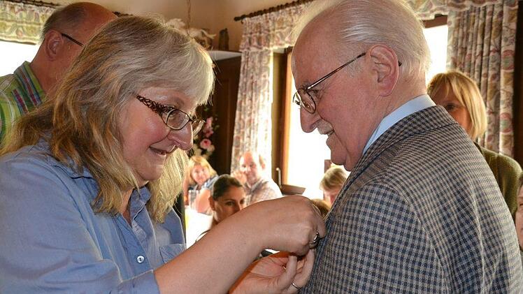 Für 70 Jahre Mitgliedschaft steckt die Verdi-Ortsvereinsvorsitzende Angela Gankte schon mal selbst die Nadel an das Revers von Hans König. Foto: Uschi Prawitz