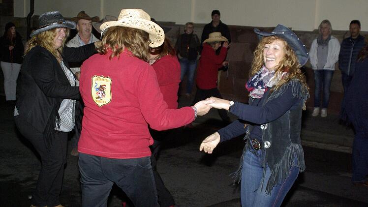 Drei Line-Dance-Teams sorgten mit ihren Formationstänzen für kräftige "Belebung" in der Bahnhofstraße. Foto: Winfried Ehling