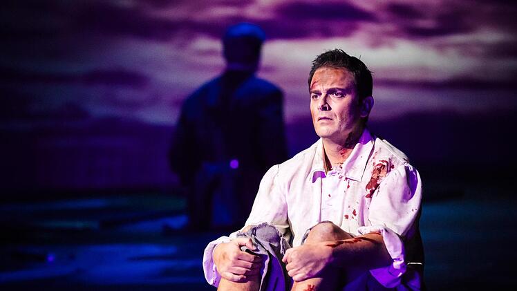Die Neuinszenierung von Puccinis Oper "Tosca" eröffnete den Premieren-Reigen am Landestheater Coburg. In der Partie des Malers Cavaradossi: Milen Bozhkov.Foto: Sebastian Buff