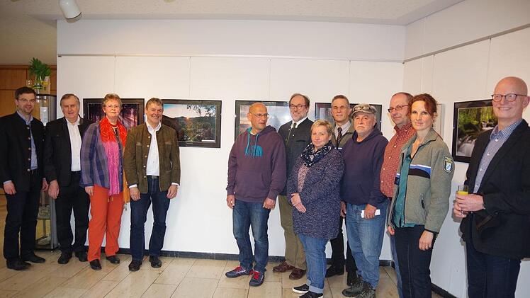 (Ab dritte von links) Kreiskulturreferentin Gisela Lang und stellvertretender Landrat Gerhard Wunder freuen sich mit den Initiatoren des Wettbewerbs, Fotografen und Ehrengästen über die gelungene Ausstellung.