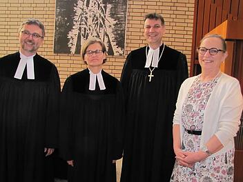 Abschied in der Lukaskirche (von links): Pfarrer Rolf Roßteuscher, Pfarrerin Andrea Sterzinger, Dekan Stefan Kirchberger, Petra Heeb vom Kirchenvorstand Foto: Martin Koch