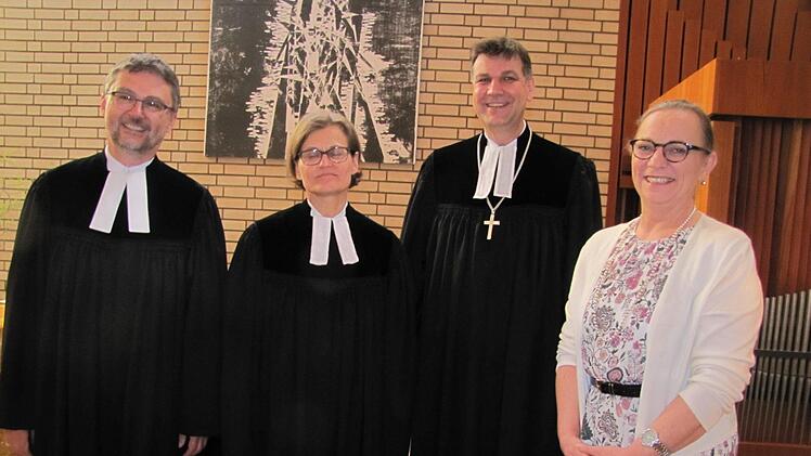 Abschied in der Lukaskirche (von links): Pfarrer Rolf Roßteuscher, Pfarrerin Andrea Sterzinger, Dekan Stefan Kirchberger, Petra Heeb vom Kirchenvorstand Foto: Martin Koch