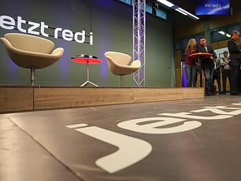 Im temporären Fernsehstudio in der Dreifachhalle am Kronacher Schulzentrum wurden einige kritische wie positive Themen angesprochen. Foto: Marian Hamacher