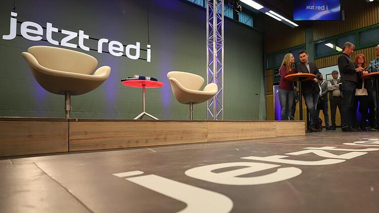 Im temporären Fernsehstudio in der Dreifachhalle am Kronacher Schulzentrum wurden einige kritische wie positive Themen angesprochen. Foto: Marian Hamacher