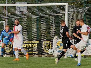 Den Ball fest im Blick: Der Sander Torwart Felix Schneider (links) kann den Schuss des Erlangers Sebastian Marx (rechts) noch entschärfen. Julian Klauer und Kevin Steinmann wollen den Schuss vergeblich blocken, Ahmet Kalabas spekuliert auf einen Abpraller.  Foto: Günther Geiling