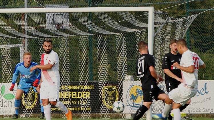 Den Ball fest im Blick: Der Sander Torwart Felix Schneider (links) kann den Schuss des Erlangers Sebastian Marx (rechts) noch entschärfen. Julian Klauer und Kevin Steinmann wollen den Schuss vergeblich blocken, Ahmet Kalabas spekuliert auf einen Abpraller.  Foto: Günther Geiling