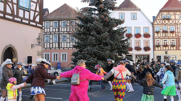 Bei Kälte hilft nur eins: in Bewegung bleiben. Ein Tänzchen sorgt dafür, dass junge und junggebliebene Narren nicht frösteln - und hebt nebenbei die Stimmung.