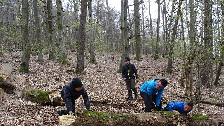 Moritz, Linus, Hannes und Julius (von links) haben mit Andreas Schubert, MTB-Trainer ihre AG und vom "Team Schwarze Berge", einen MTB-Trail angelegt, der in das MTB-Netz des Landkreises integriert wird.   Andreas Schubert