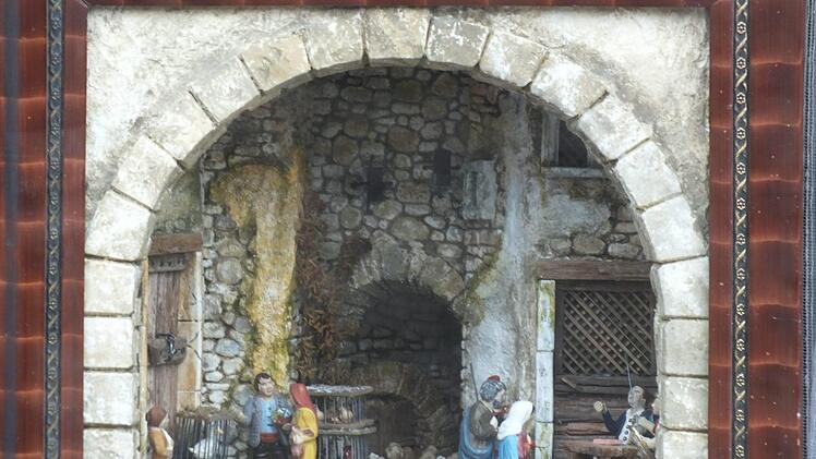 Im ehemaligen Grumann-Gesch&auml;ft in der Reytherstra&szlig;e sind zwei Schaufenster best&uuml;ckt. Bewundert werden kann hier auch diese Kastenkrippe von Manfred Lukasch.Manfred Welker