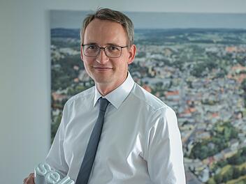 Ulrich Pötzsch ist corona-positiv. Der Selber Oberbürgermeister hat sich mit dem Sars-CoV-2 Erreger infiziert und ist nun in häuslicher Quarantäne.