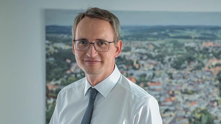 Ulrich Pötzsch ist corona-positiv. Der Selber Oberbürgermeister hat sich mit dem Sars-CoV-2 Erreger infiziert und ist nun in häuslicher Quarantäne.