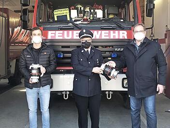 Sachbearbeiter Christopher Weggel, Kommandant Michael Groß und Bürgermeister Norbert Groß (von links) bei der Übergabe der Systemtrenner.
