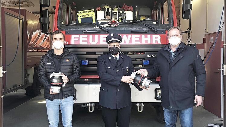 Sachbearbeiter Christopher Weggel, Kommandant Michael Groß und Bürgermeister Norbert Groß (von links) bei der Übergabe der Systemtrenner.