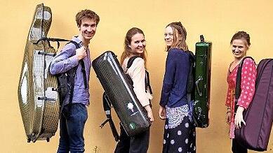 „Intime Briefe“ stellt ein junges Künstler-Quartett beim ersten Zwischenspiel im König Ludwig I.-Saal vor.