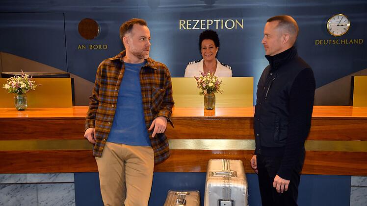 Als sie auf dem "Traumschiff" einchecken, wissen Dominik (Bernhard Piesk, links) und Nikolaus (Barnaby Metschurat) noch nicht, dass sie Halbbr&uuml;der sind. Wenn es nach dem grimmigen Nikolaus ginge, w&uuml;rden sie sich so oder so nicht n&auml;her kennenlernen.