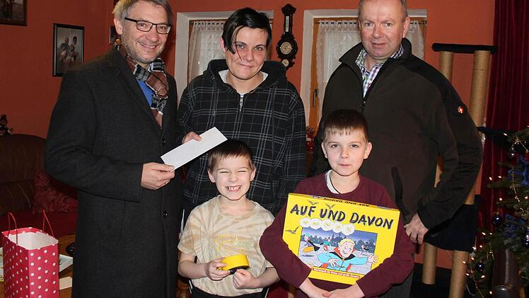 Wilhelm Schmidt (hinten l.) und Erich Vogl beschenkten Susanne Kalb und ihre Kinder. Foto: Max Kaltenhäuser