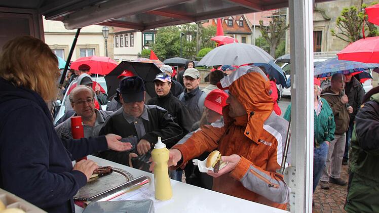 Ohne Mampf kein (Arbeits-)Kampf. Auch der Geracher Bürgermeister gönnte sich eine Bratwurst.