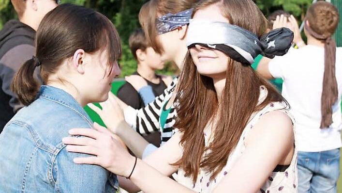 Klassenkameraden, mit denen man täglich zusammen ist, plötzlich nicht mehr sehen, sondern nur noch ertasten zu können, war eine der spannenden Sinneserfahrungen für die Realschüler.  Fotos: Katharina Becht