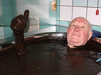 Kurt Otilie (79) aus Bad Kissingen genießt jede Woche sein Bad im 42 Grad warmen Moor im Bad Kissinger Kurhausbad. Foto: Ralf Ruppert