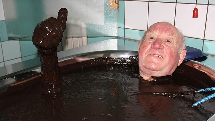 Kurt Otilie (79) aus Bad Kissingen genießt jede Woche sein Bad im 42 Grad warmen Moor im Bad Kissinger Kurhausbad. Foto: Ralf Ruppert