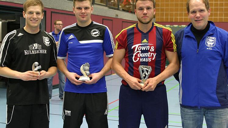 Die besten Turnierspieler wurden beim Wintercup des TV Ebern geehrt, von links Christian Ammon (Torjäger, TV Ebern), Heiko Prill (bester Torhüter, Spfr. Unterpreppach), Thorsten Schlereth (bester Feldspieler, FC Augsfeld). Rechts Turnierleiter Michael Schnitzer.