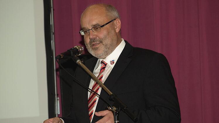 Franz Kuhn, Siegfried Erhards Nachfolger als Bürgermeister von Oerlenbach, bei der Laudatio.