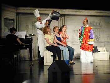 Die fertig gekochte Oper wird in die Köpfe gefüllt. Das Spiel um die verkannte Grafentochter Aschenputtel kann beginnen. Foto: Ahnert