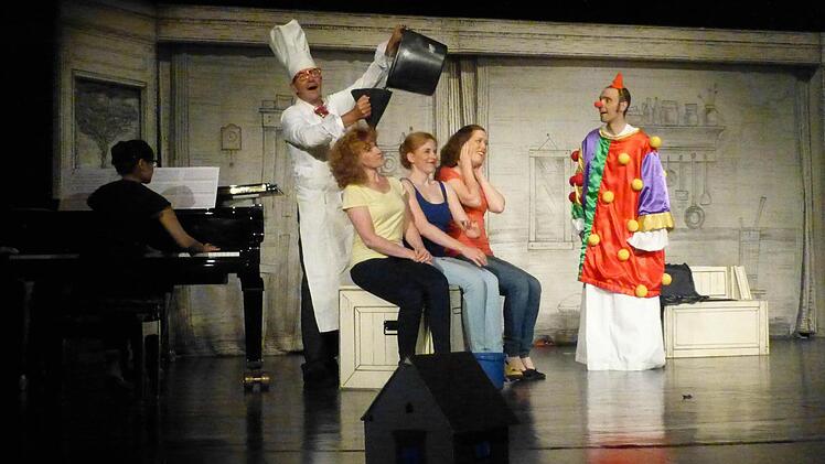 Die fertig gekochte Oper wird in die Köpfe gefüllt. Das Spiel um die verkannte Grafentochter Aschenputtel kann beginnen. Foto: Ahnert