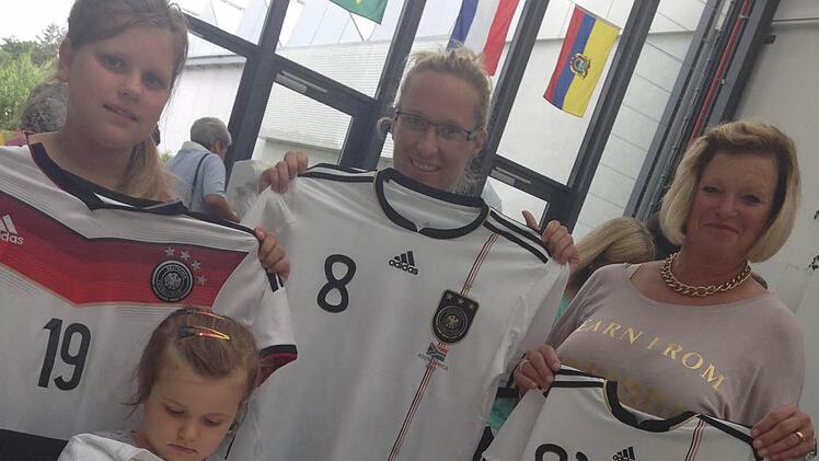 Die ganze Familie war dabei und zeigt stolz die WM-Trikots. Foto: Stefan Reinmann