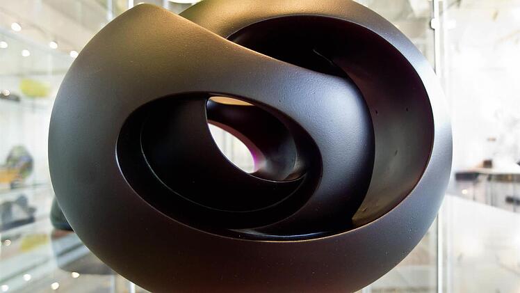 Eva Vlckova: "Shell II" (2012; Glas ofengeformt, geschnitten, poliert).Foto: Jochen Berger