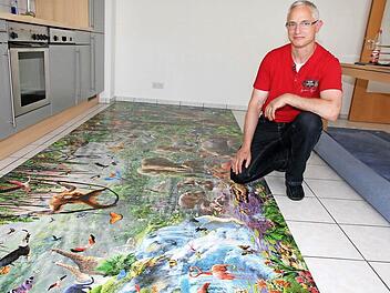 Peter Schubert hat viel Zeit, Mühe und Geduld investiert, um das größte Puzzle der Welt zu lösen. Fotos: Mathias Erlwein