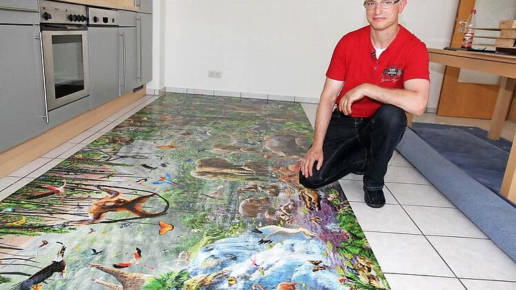 Peter Schubert hat viel Zeit, Mühe und Geduld investiert, um das größte Puzzle der Welt zu lösen. Fotos: Mathias Erlwein