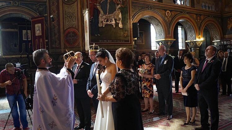 Der H&ouml;hepunkt einer orthodoxen Trauung: Das Brautpaar bekommt Kronen aufgesetzt.