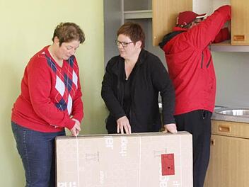 Eine Frau der Worte und Taten: Pfarrerin Kathrin Klinger (links) hilft hier beim Einräumen im Rugendorfer Gemeindesaal. Foto: Archiv