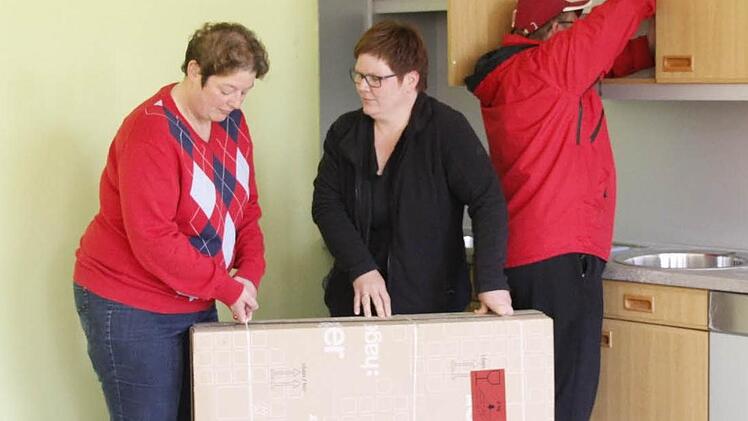 Eine Frau der Worte und Taten: Pfarrerin Kathrin Klinger (links) hilft hier beim Einräumen im Rugendorfer Gemeindesaal. Foto: Archiv
