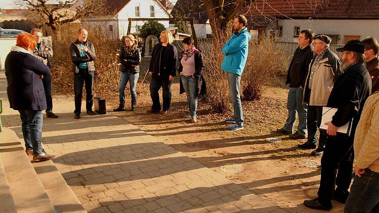 Vorsitzende Maria Löhlein (links) vor den Mitgliedern des Bauausschusses und der Einrichtung.