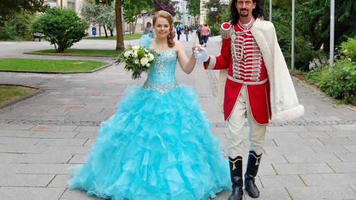 Quellenkönigin Victoria Brath (20) und ihr Fürst Ferenc II. Rakoczy alias Timo Baier Foto: Sigismund von Dobschütz