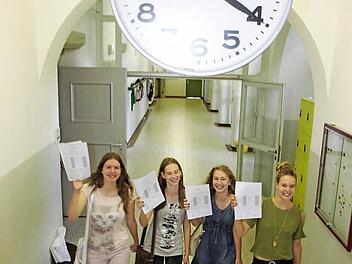 Sarah, Jessica, Andrea und Lisa (v.l.) aus der Klasse 9b gehören zu den rund 500 Schülern des Herder-Gymnasiums, für die es nach der Zeugnisvergabe, kurz nach 10, ab in die Sommerferien ging.  Foto: Andreas Oswald