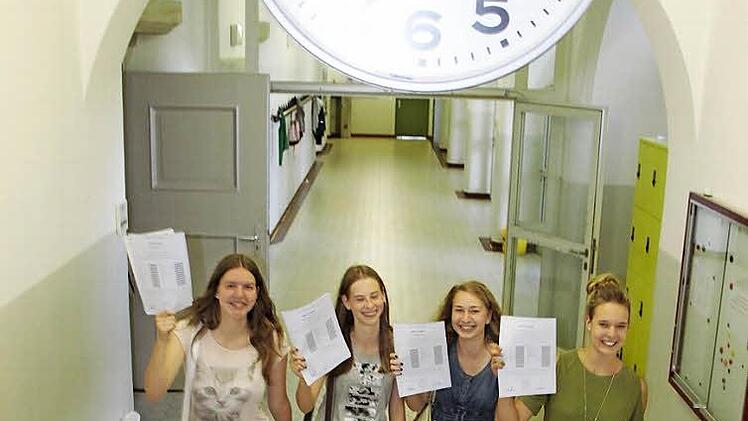 Sarah, Jessica, Andrea und Lisa (v.l.) aus der Klasse 9b gehören zu den rund 500 Schülern des Herder-Gymnasiums, für die es nach der Zeugnisvergabe, kurz nach 10, ab in die Sommerferien ging.  Foto: Andreas Oswald