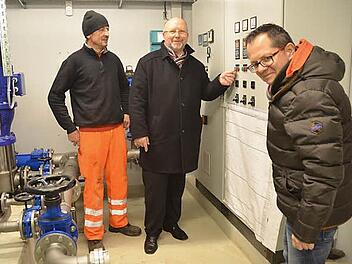 Vor einigen Tagen wurde das Pumpwerk Reuth in Betrieb genommen. Bürgermeister Egon Herrmann (Mitte) setzt die Technik in Bewegung. Mit im Bild Geschäftsleiter Marc Peter Biedermann (rechts) und Wasserwart Andreas Kraus. Foto: K.- H. Hofmann